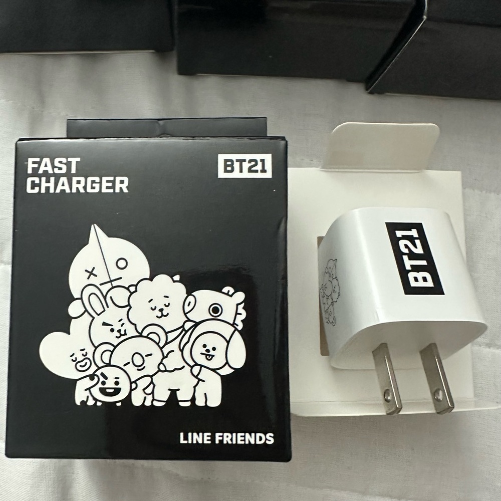 BTS/ BT21 Dual Port Wall Charger Adapter 2 automatic/brand new